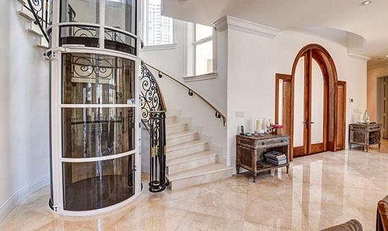 气动 Vacuum Elevator next to a stairway in a luxury home